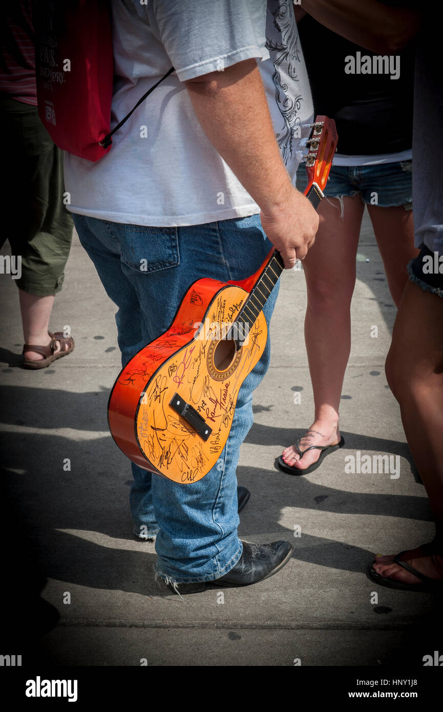 Guitarra autografiada, Country Music Fest, Nashville, Tennessee Foto de stock