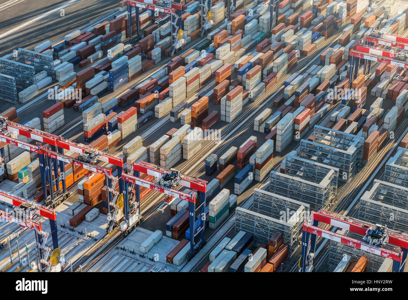 Los Angeles, California, USA - Agosto 16, 2016: Por la tarde vista aérea del lado del puerto de las pilas de contenedores de transporte. Foto de stock