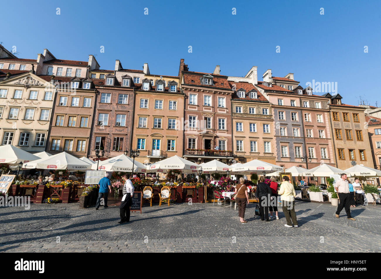 El Casco Antiguo de Varsovia Market Place es una plaza rodeada de restaurantes, cafés y tiendas de souvenirs. Los edificios son una mezcla de estilo gótico,Renaissanc Foto de stock