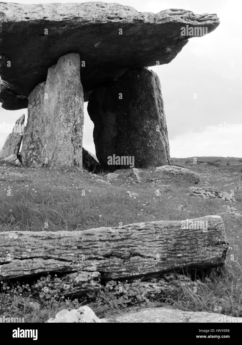Poulnabrone dolmen - Clare - Irlanda. Un antiguo cementerio en el oeste de Irlanda Foto de stock