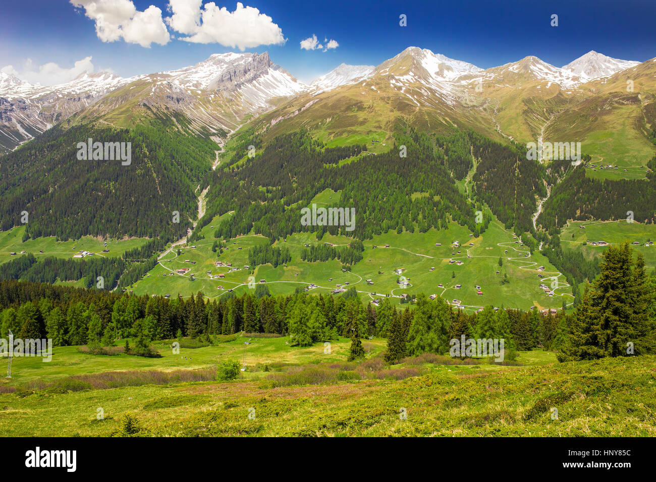Vistas a los Alpes Suizos desde la cima de la montaña Rinerhorn, Davos, Grisons, Suiza Foto de stock