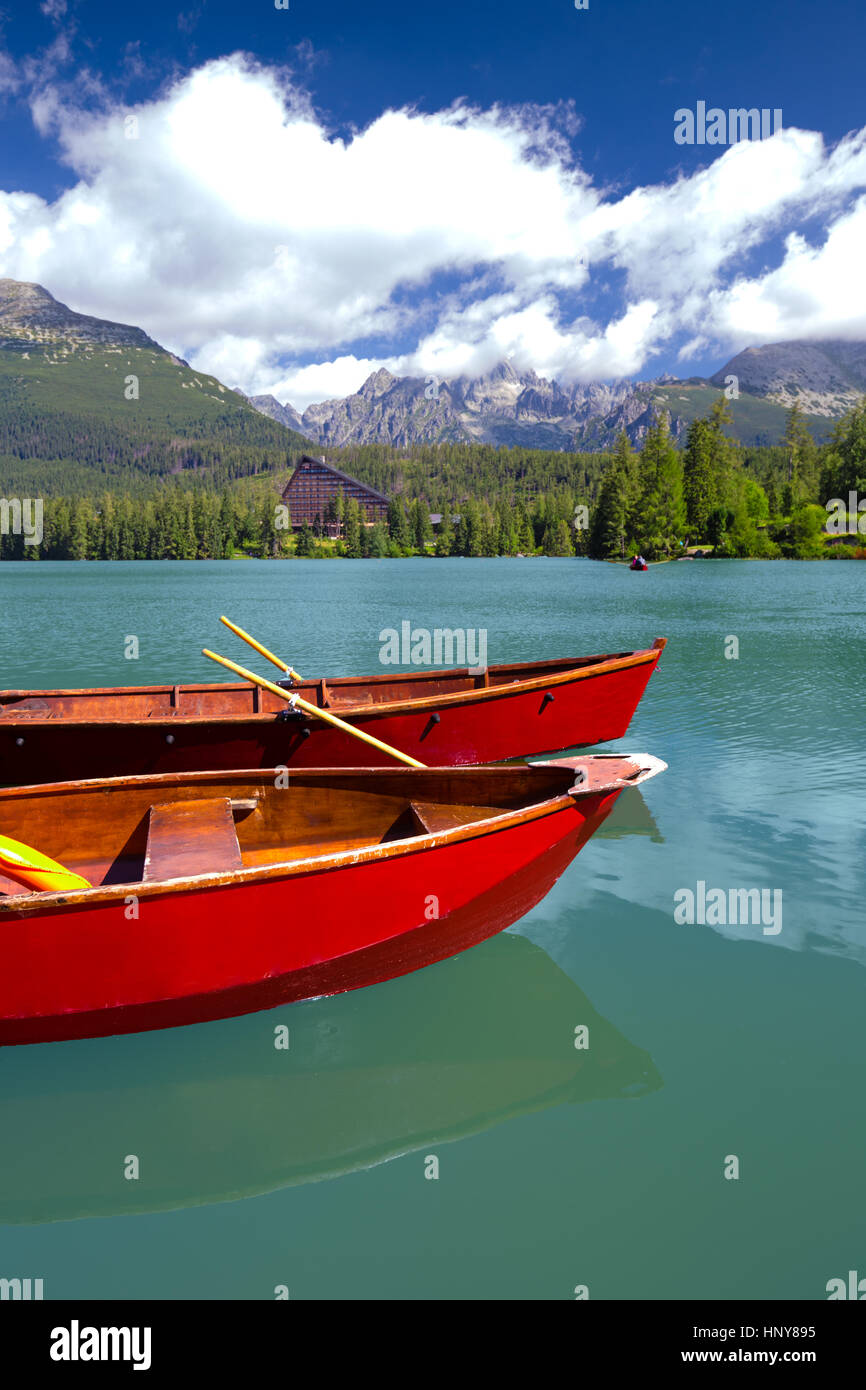 Fin de Strbske Pleso lago durante el verano en Altas Tatras, Eslovaquia, Europa Foto de stock
