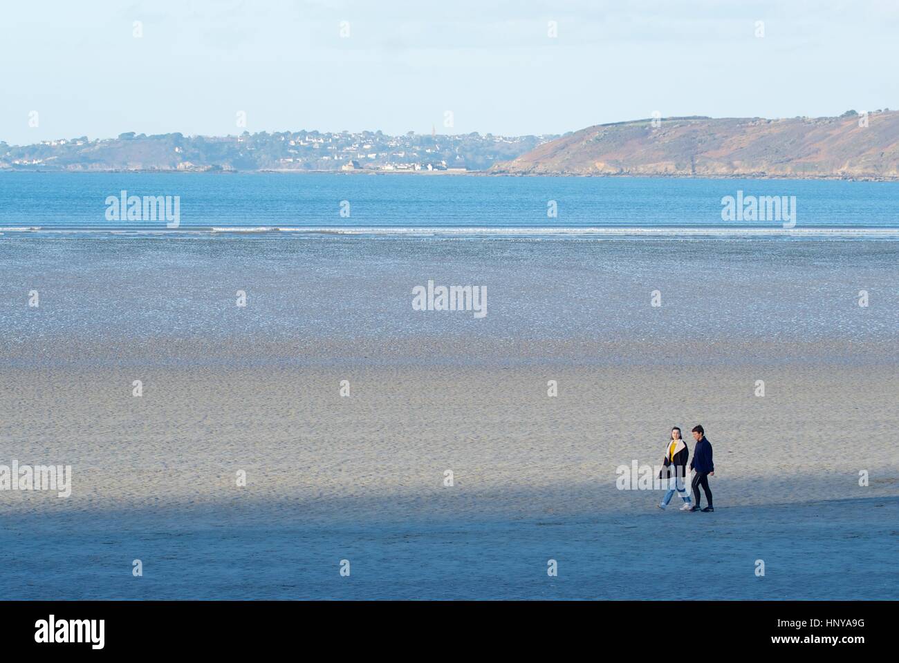 Pareja paseando por la playa en Plestin les Greves, Bretaña, Francia Foto de stock