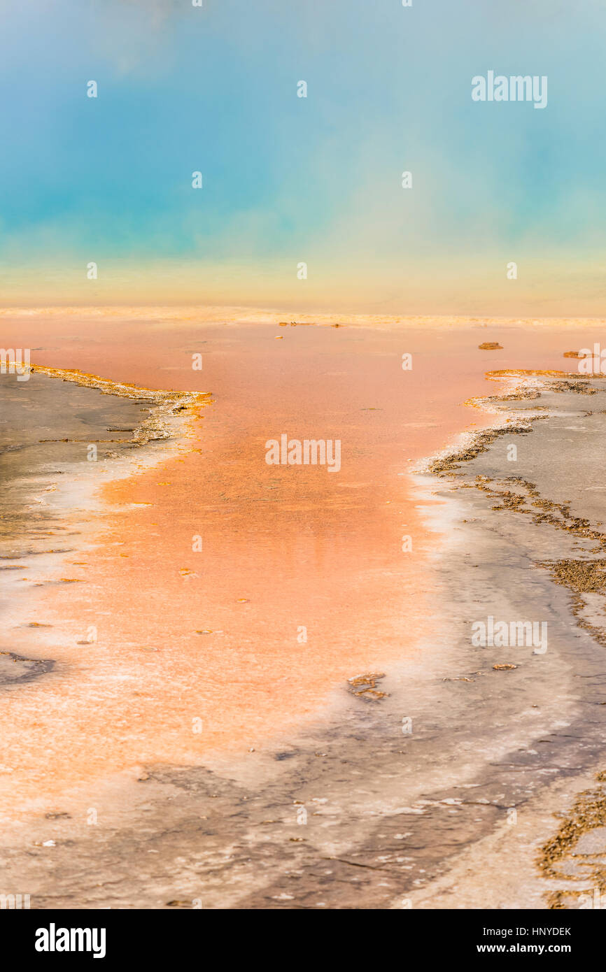Aumento de vapor y neblina azul de Grand Prismatic hot spring en Midway Geyser basin en el Parque Nacional de Yellowstone con patrones bacterianos rojo Foto de stock
