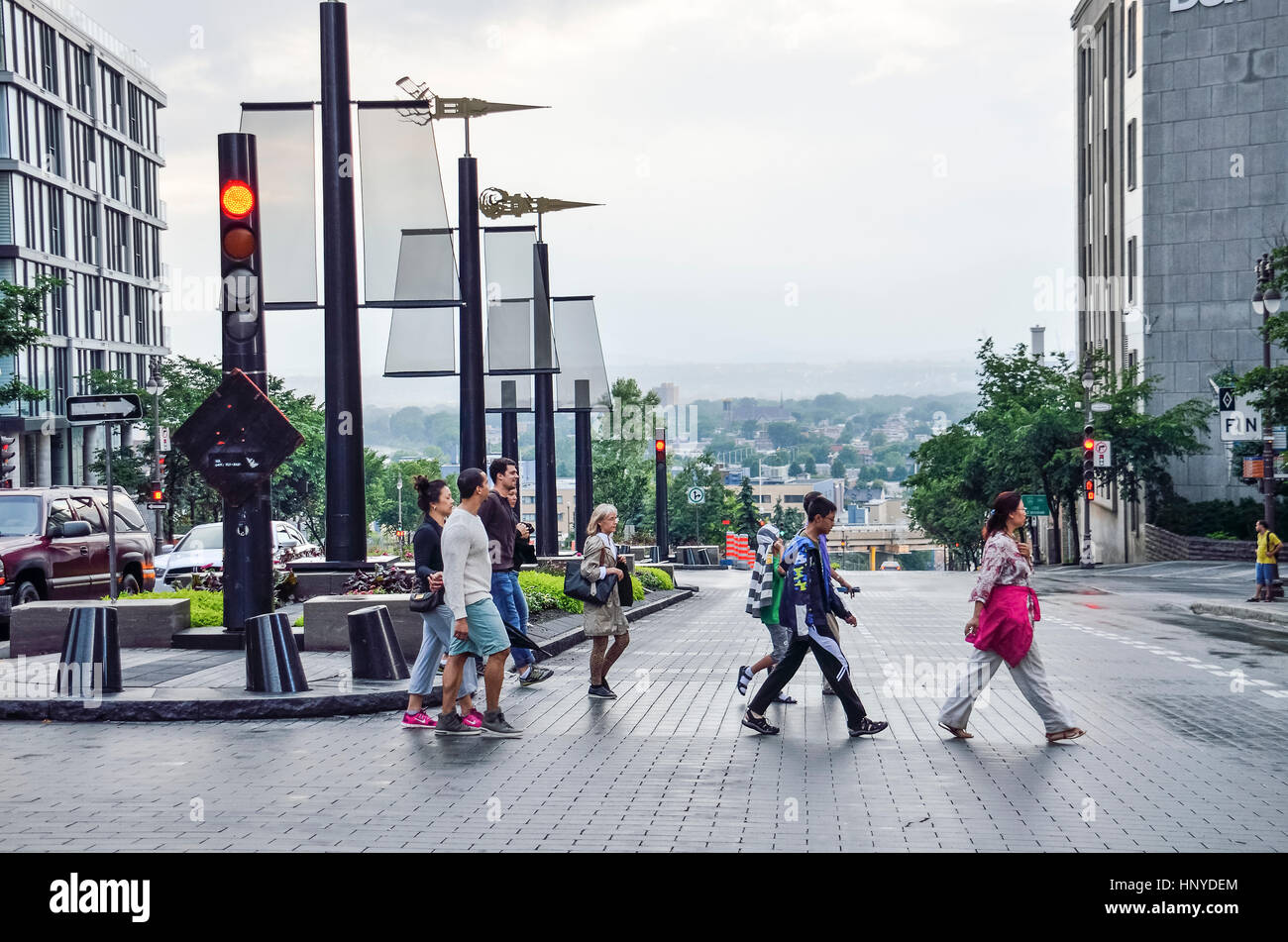 La Ciudad de Quebec, Canadá - Julio 27, 2014: la gente que cruza la calle en la colina con vistas de los suburbios Foto de stock