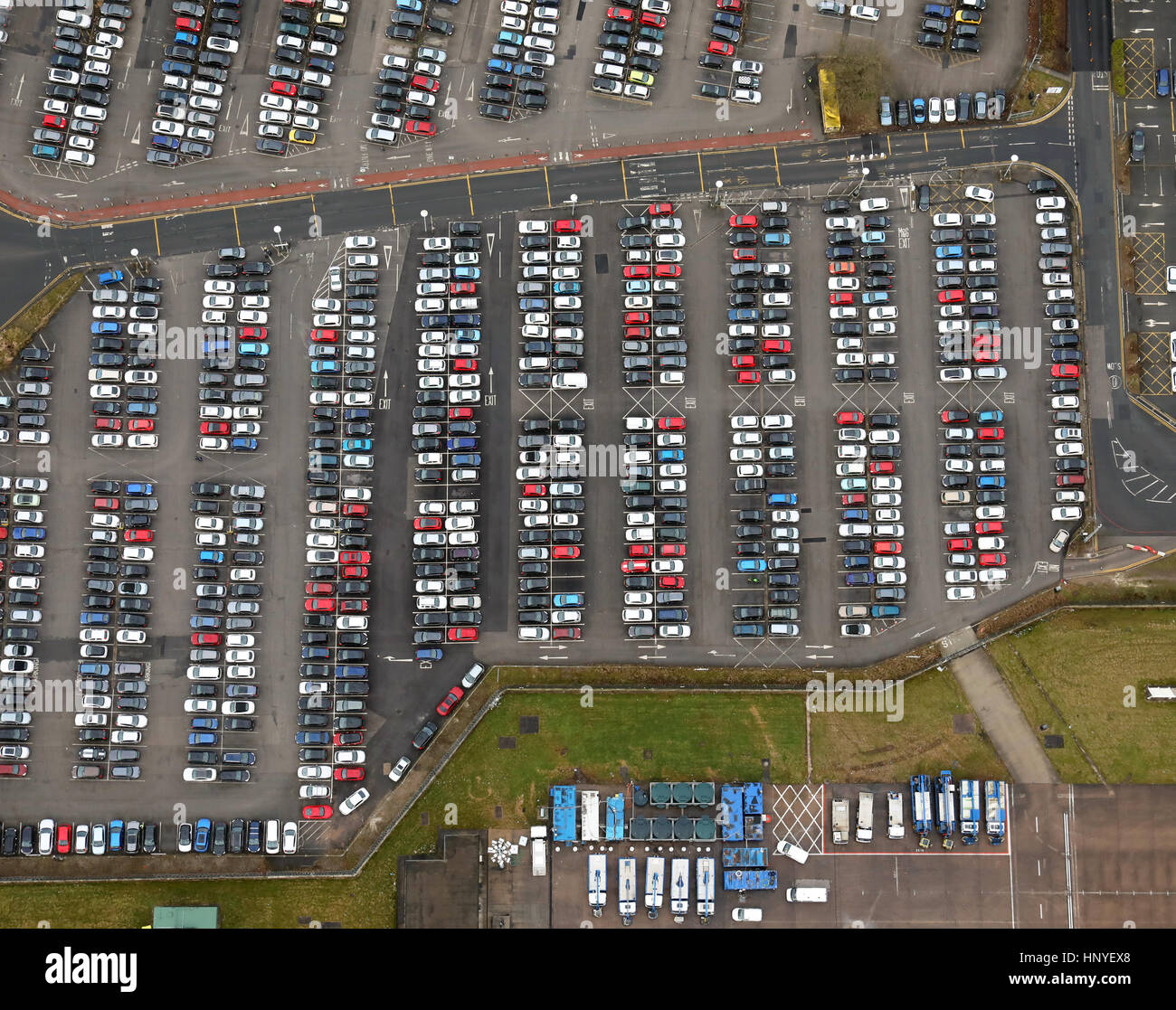 Vista aérea vertical de coches estacionados en el aparcamiento del aeropuerto de Manchester Foto de stock