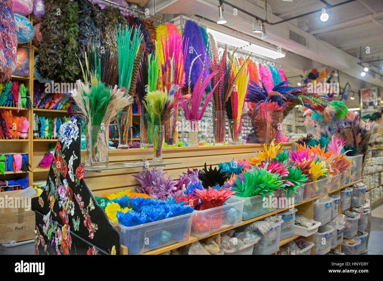 Plumas para venta en B & Q de pasamanería, una tienda especializada en  traje burlesco de suministros, en el Garment District en Manhattan, Ciudad  de Nueva York Fotografía de stock - Alamy