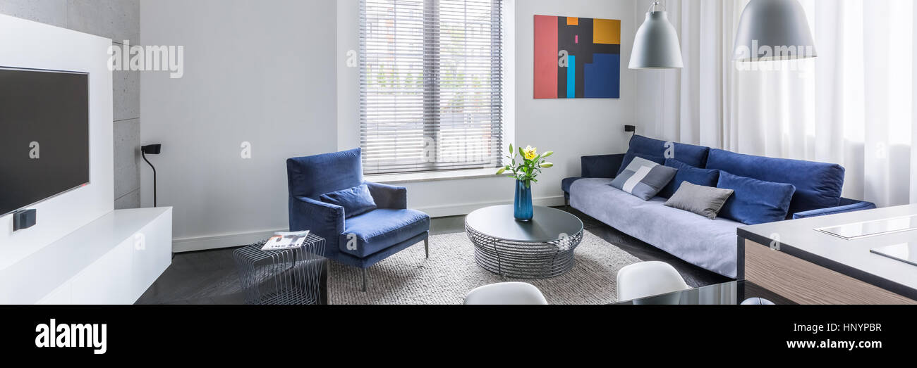 Panorama de diseño elegante salón con tv y muebles azules set Fotografía de  stock - Alamy