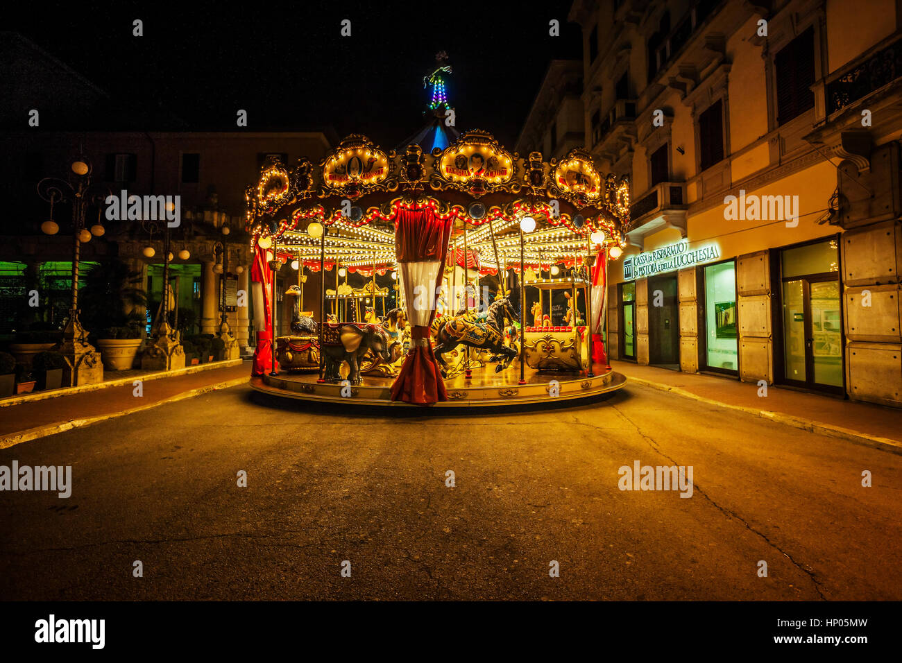 Carrusel en la noche, Tuscani, Montecatini Terme, Italia Foto de stock