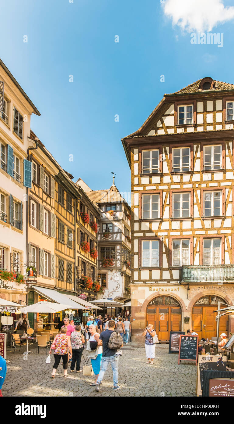 Escena callejera place du Marché aux Cochons de Lait en strasbourgs centro histórico de la ciudad de Estrasburgo, Alsacia, bas-rhin, Francia Foto de stock