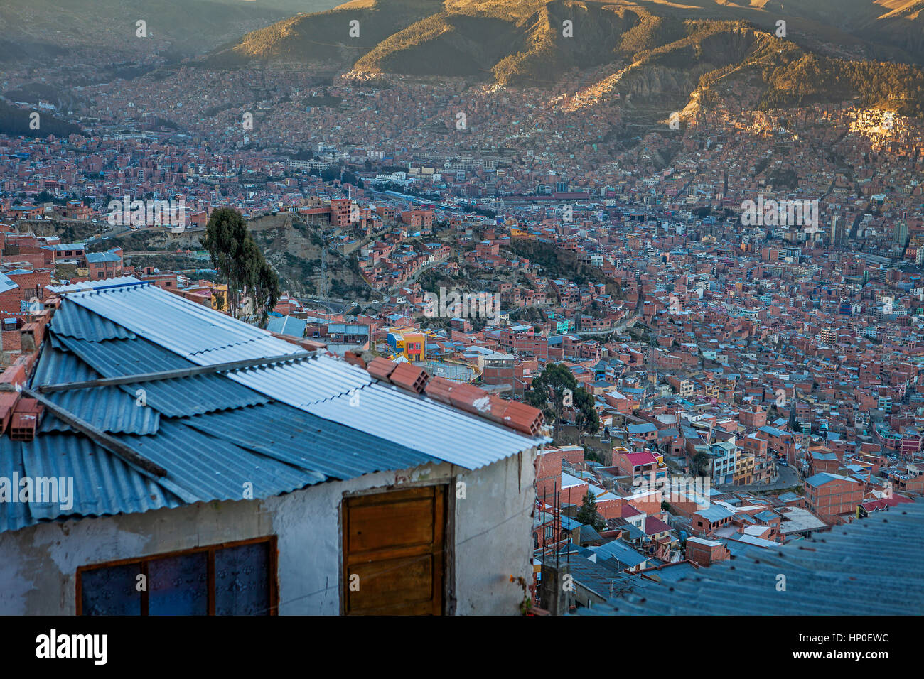 Vista panorámica de la Ciudad de La Paz, de El Alto, en el fondo las