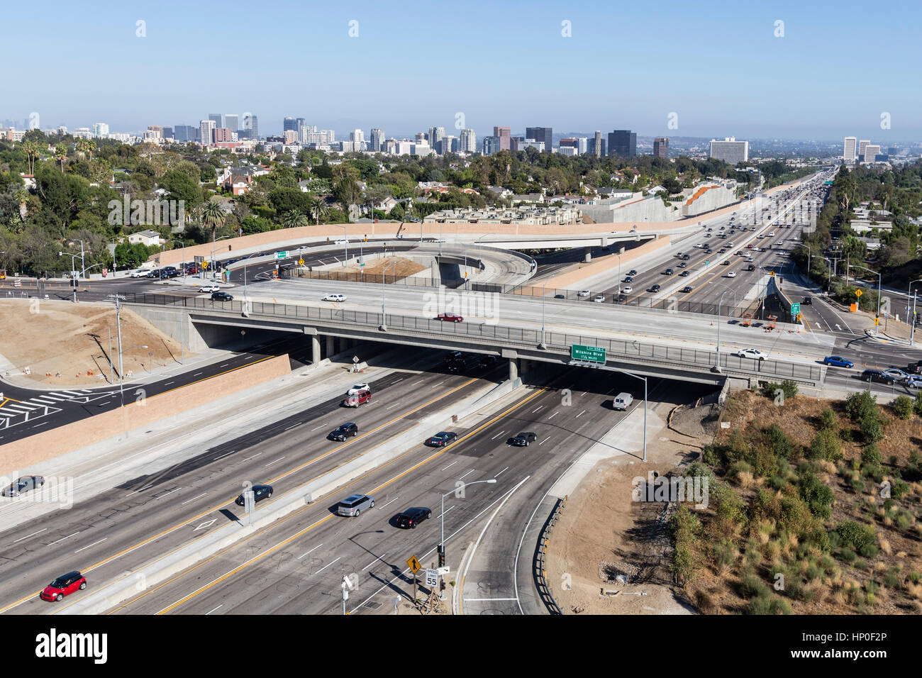 LOS ANGELES, California - 17 de agosto, 2014: el domingo por la tarde el tráfico en Los Ángeles del ajetreo de San Diego Freeway 405 en Sunset Blvd. Foto de stock