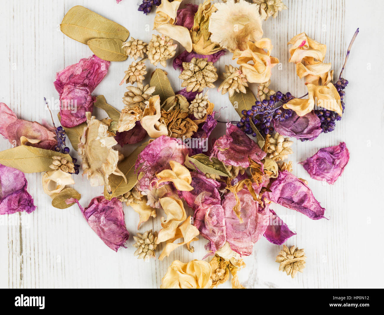 Las flores secas popurrí perfumado decoraciones hogareñas esparcidos sobre  una mesa Sin gente como una colorida imagen laicos plana Fotografía de  stock - Alamy