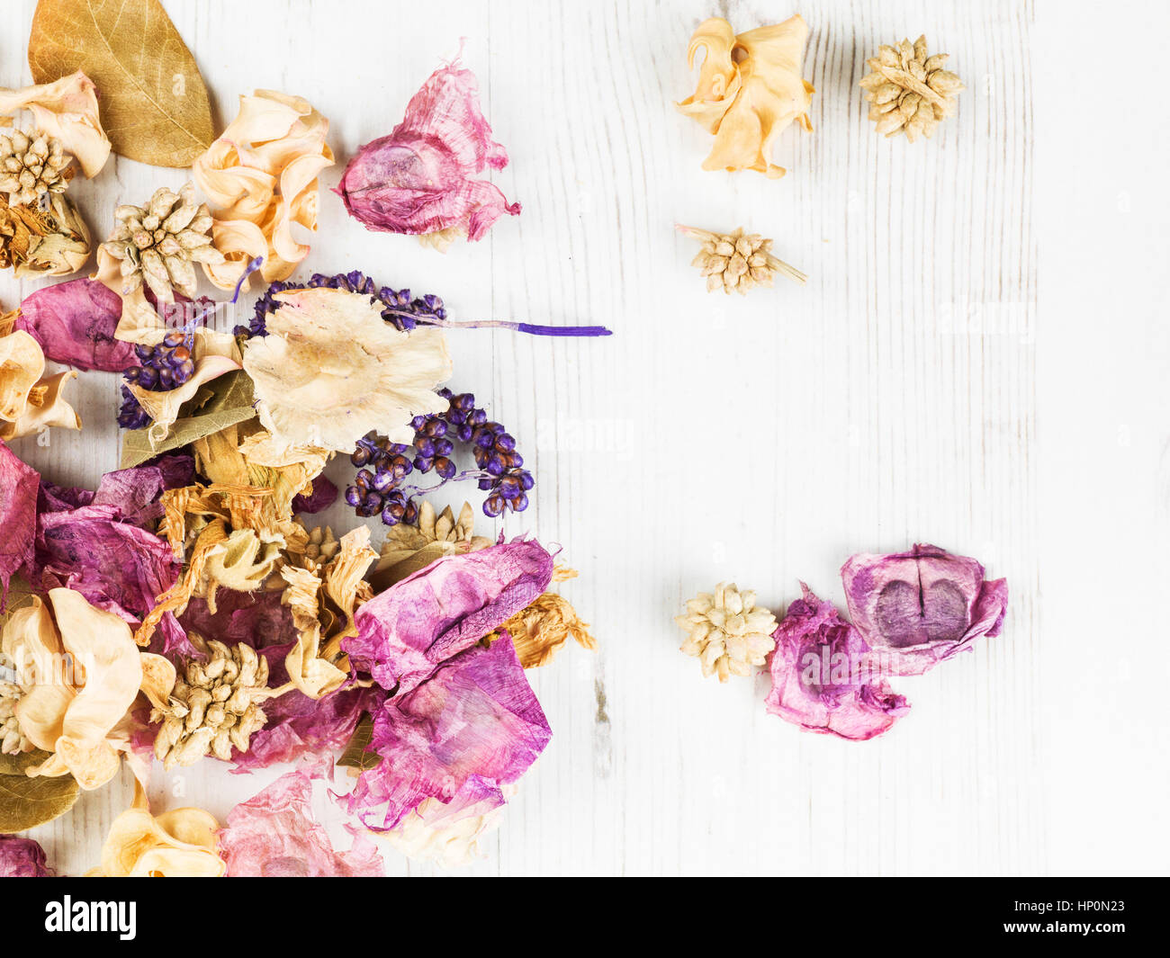 Las flores secas popurrí perfumado decoraciones hogareñas esparcidos sobre  una mesa Sin gente como una colorida imagen laicos plana Fotografía de  stock - Alamy