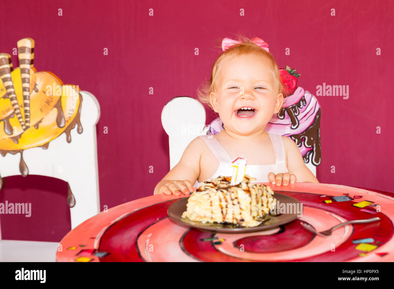 Lindo Niño Pequeño Para El Primer Año De Nacimiento Comiendo Cupcake De  Cumpleaños Con 1 Vela De Cerca Y Espacio Para Copiar. Fotos, retratos,  imágenes y fotografía de archivo libres de derecho.