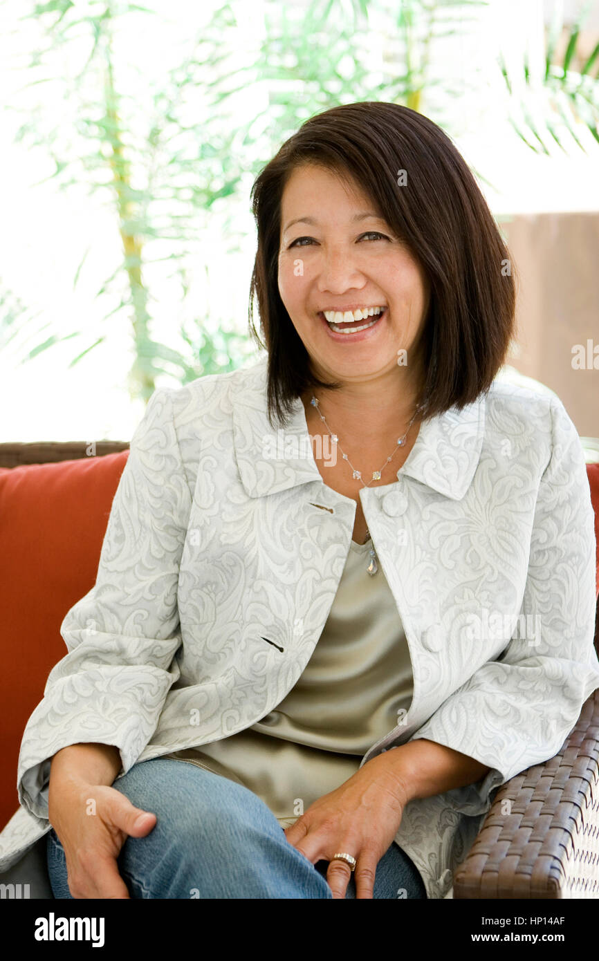 Bonitos seguros Asian Mujer sonriendo Foto de stock