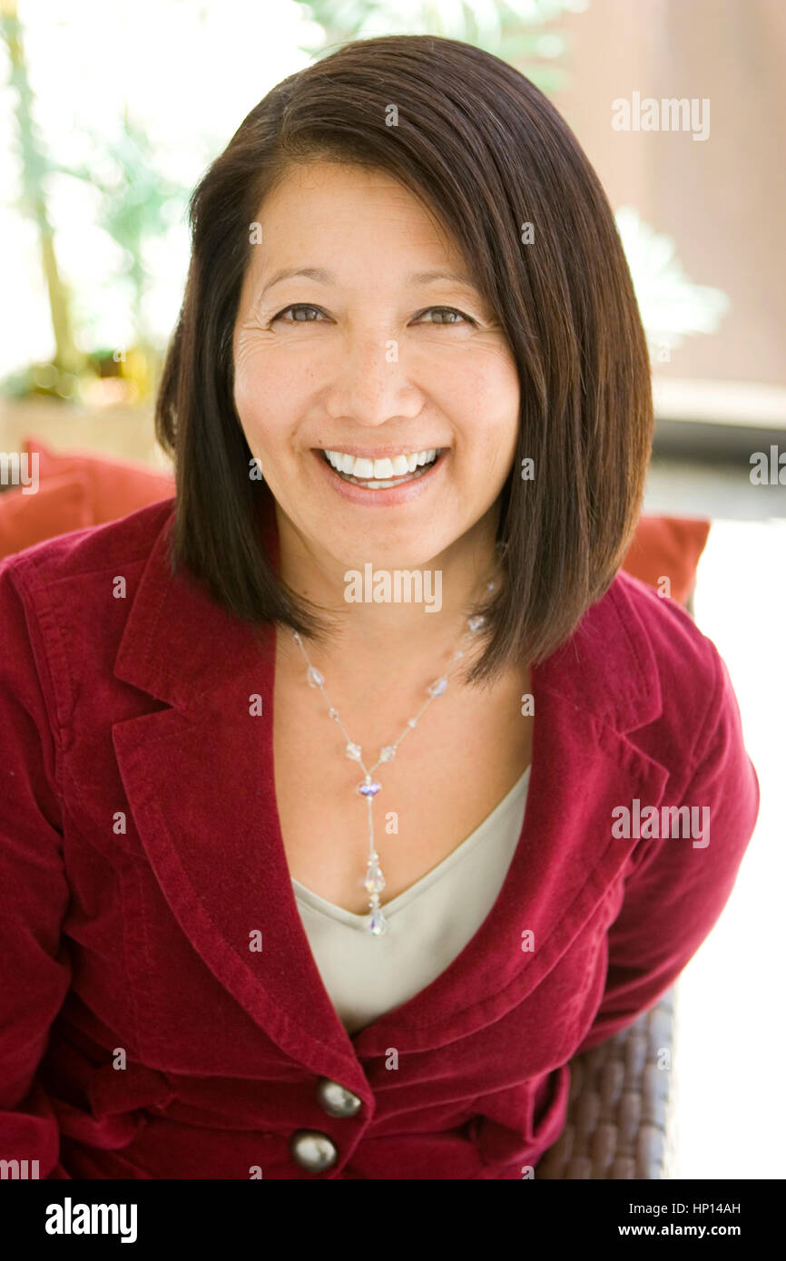 Bonitos seguros Asian Mujer sonriendo Foto de stock