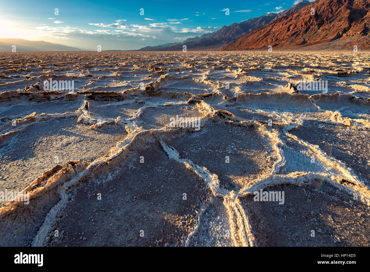 Atardecer en Badwater basin, el Parque Nacional Valle de la muerte Foto de stock