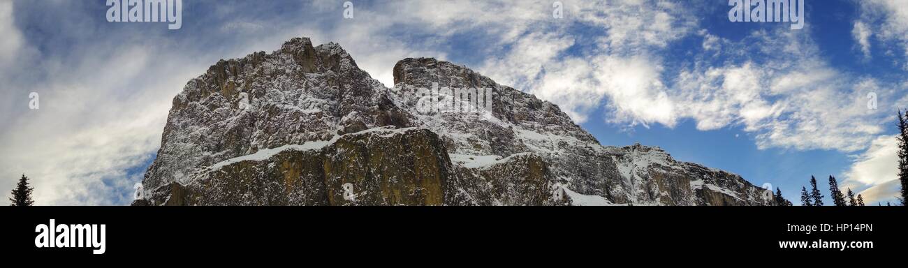 Castle Mountain Cliffs paisaje panorámico en el Parque Nacional Banff, Montañas Rocosas canadienses en invierno Foto de stock