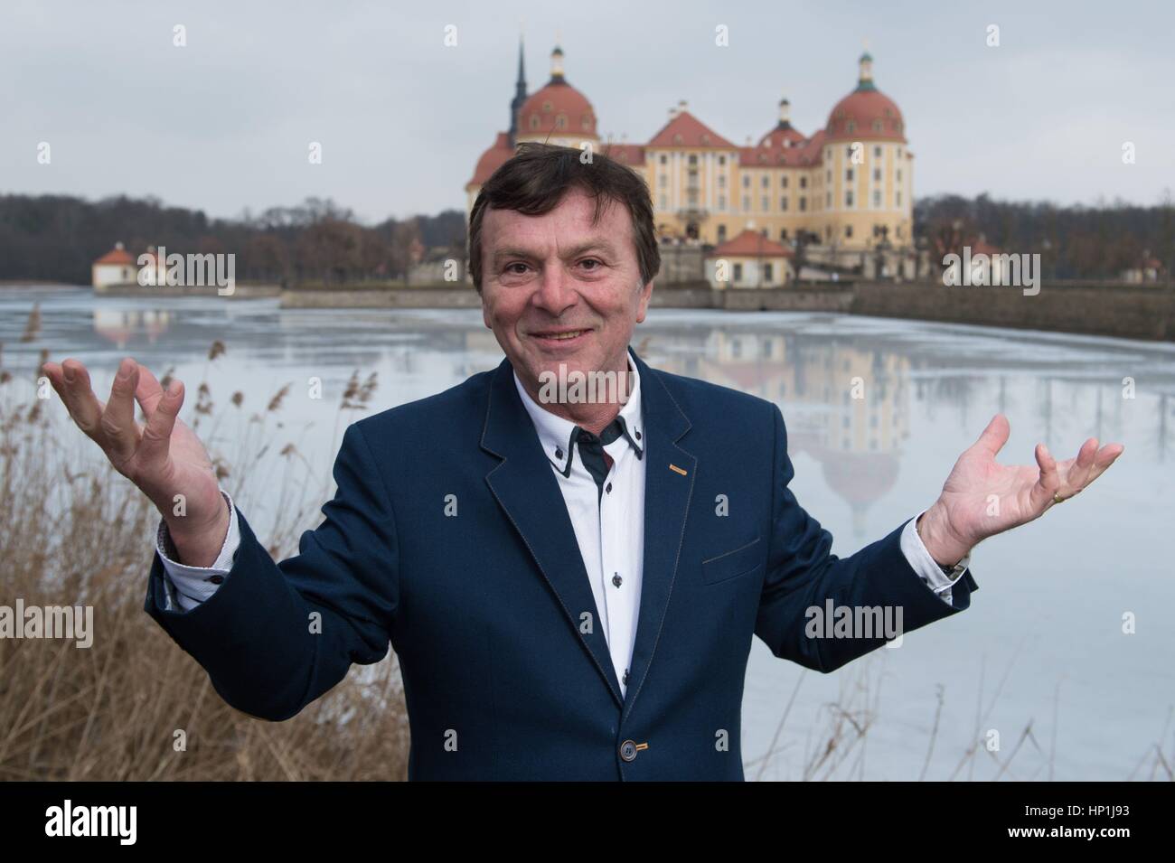 Moritzburg, Alemania. 17 Feb, 2017. El actor checo Pavel Travnicek está  enfrente del castillo de Moritzburg en Moritzburg, Alemania, el 17 de  febrero de 2017. Travnicek jugado el príncipe en la película 