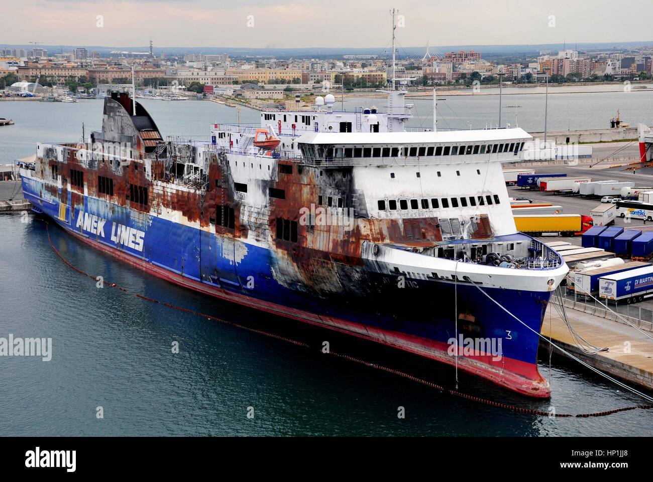 El coche quemado ferry 'Norman Atlántico' atraca en el puerto de Bari (Italia), 17 de agosto de 2016. En el ferry del griego Anek Lines estalló un incendio en el noroeste de la isla de Corfú el 28 de diciembre de 2014. Uso | en todo el mundo Foto de stock