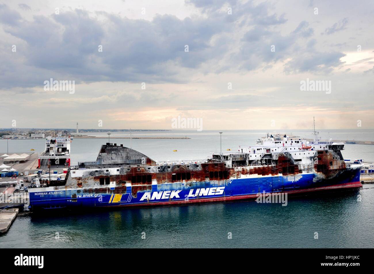 El coche quemado ferry 'Norman Atlántico' atraca en el puerto de Bari (Italia), 17 de agosto de 2016. En el ferry del griego Anek Lines estalló un incendio en el noroeste de la isla de Corfú el 28 de diciembre de 2014. Uso | en todo el mundo Foto de stock