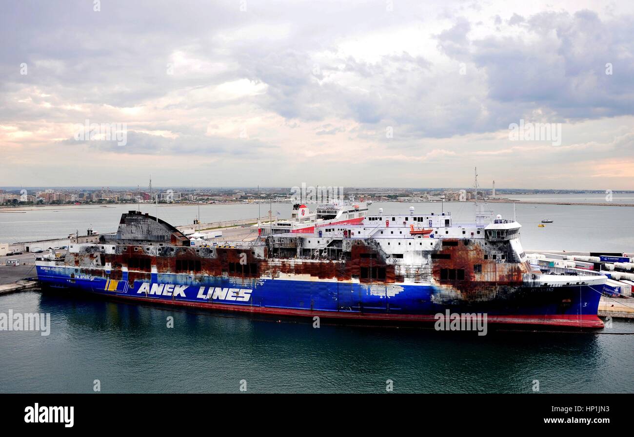 El coche quemado ferry 'Norman Atlántico' atraca en el puerto de Bari (Italia), 17 de agosto de 2016. En el ferry del griego Anek Lines estalló un incendio en el noroeste de la isla de Corfú el 28 de diciembre de 2014. Uso | en todo el mundo Foto de stock