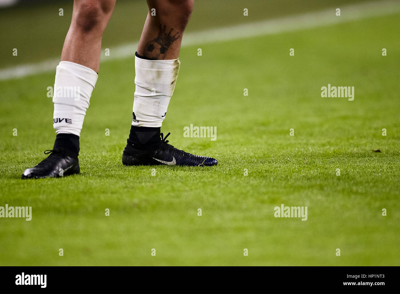 Italia. 17 Febrero, 2017. Tatuajes y zapatos de Paulo Dybala de Juventus fotografiado durante la serie en un partido fútbol entre la Juventus FC y el US Città Palermo.
