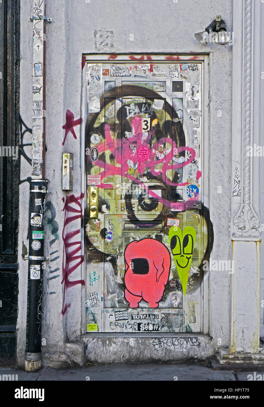 Una artística portada pegatinas y graffiti en el Bajo Manhattan, Ciudad de  Nueva York Fotografía de stock - Alamy