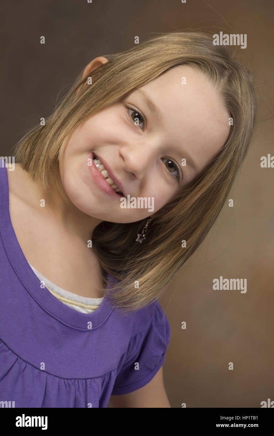 Modelo De Liberación Lachendes Maedchen 6 Jahre Im Retrato Chica Sonriente En Vertical 