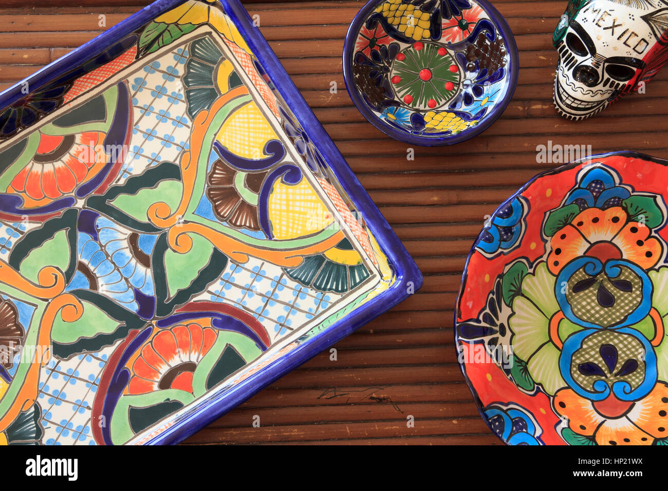 Bandeja mexicana platos coloridos y calaveras de azúcar Fotografía de stock  - Alamy
