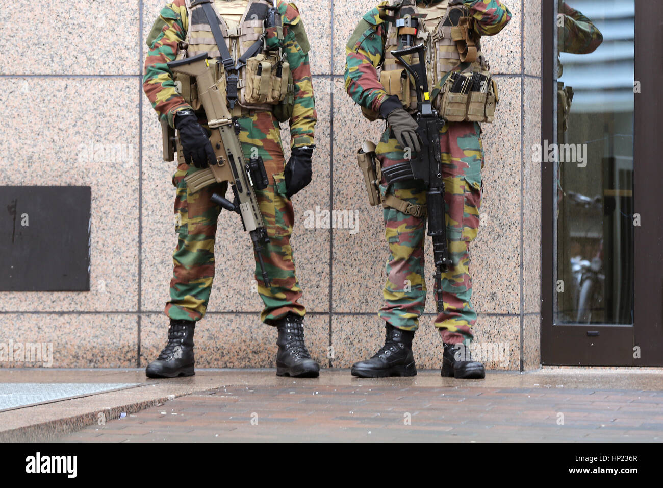 Guardia de soldados belgas de las instituciones europeas. La gente irreconocible en uniformes. Las medidas de seguridad tras los atentados de Bruselas de 2016. Sólo las piernas. Foto de stock