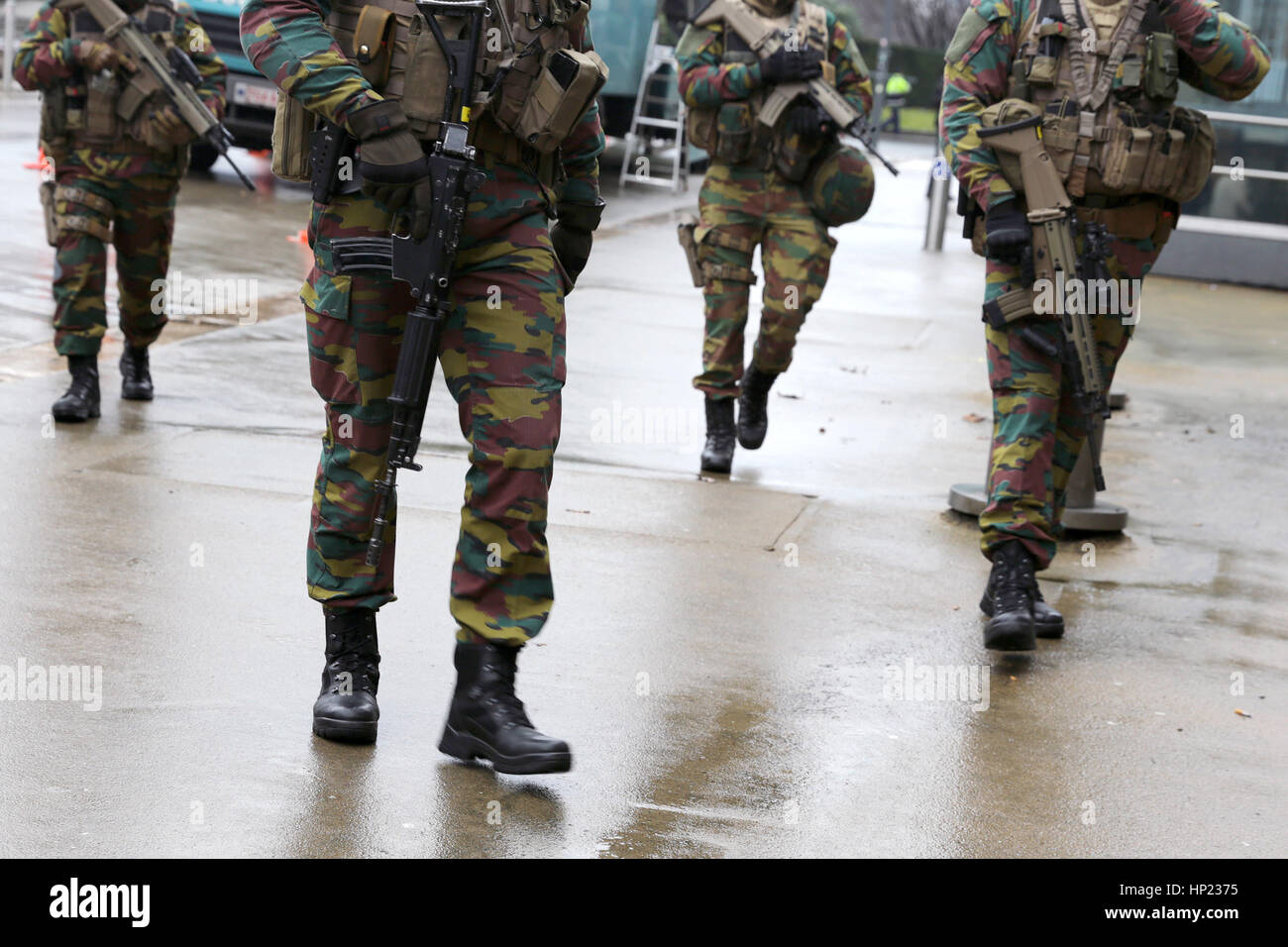 Guardia de soldados belgas de las instituciones europeas. La gente irreconocible en uniformes. Las medidas de seguridad tras los atentados de Bruselas de 2016. Sólo las piernas. Foto de stock