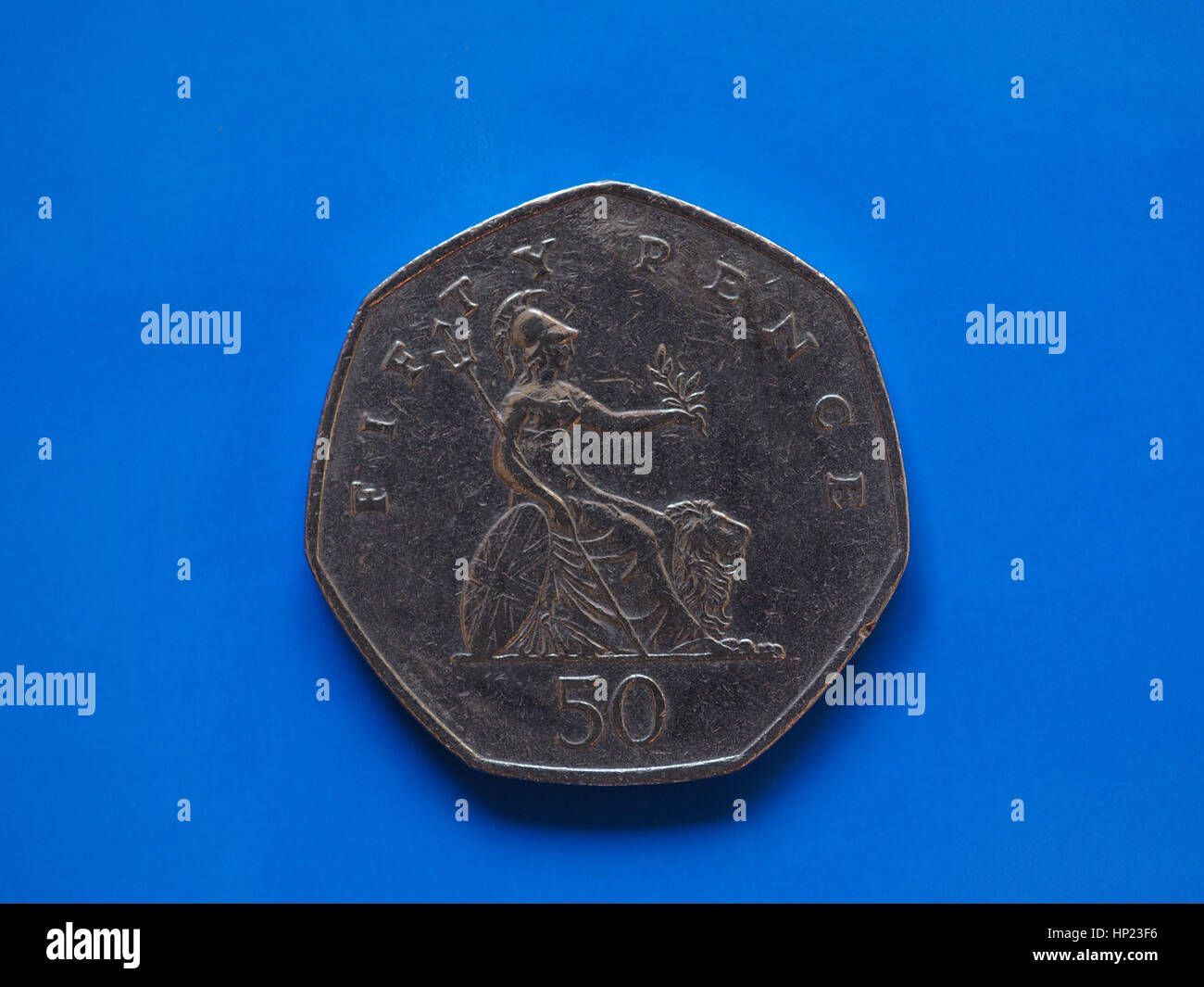 Cincuenta peniques acuñar moneda (GBP), la moneda del Reino Unido sobre fondo azul. Foto de stock