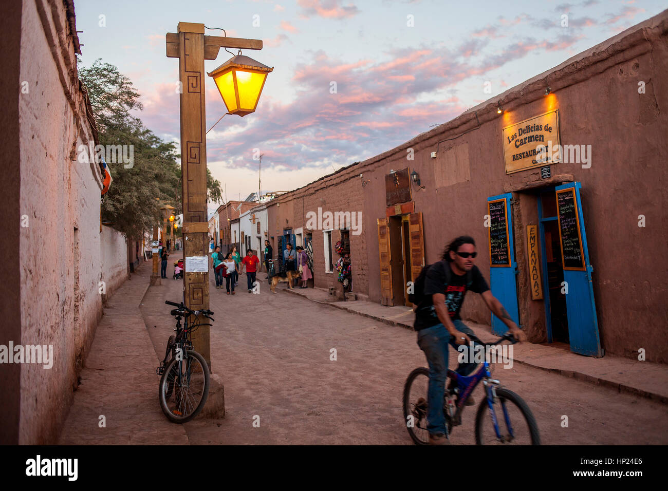 La calle Caracoles, calle principal, municipio de San Pedro de Atacama, el  desierto de Atacama. Región de Antofagasta. Chile Fotografía de stock -  Alamy