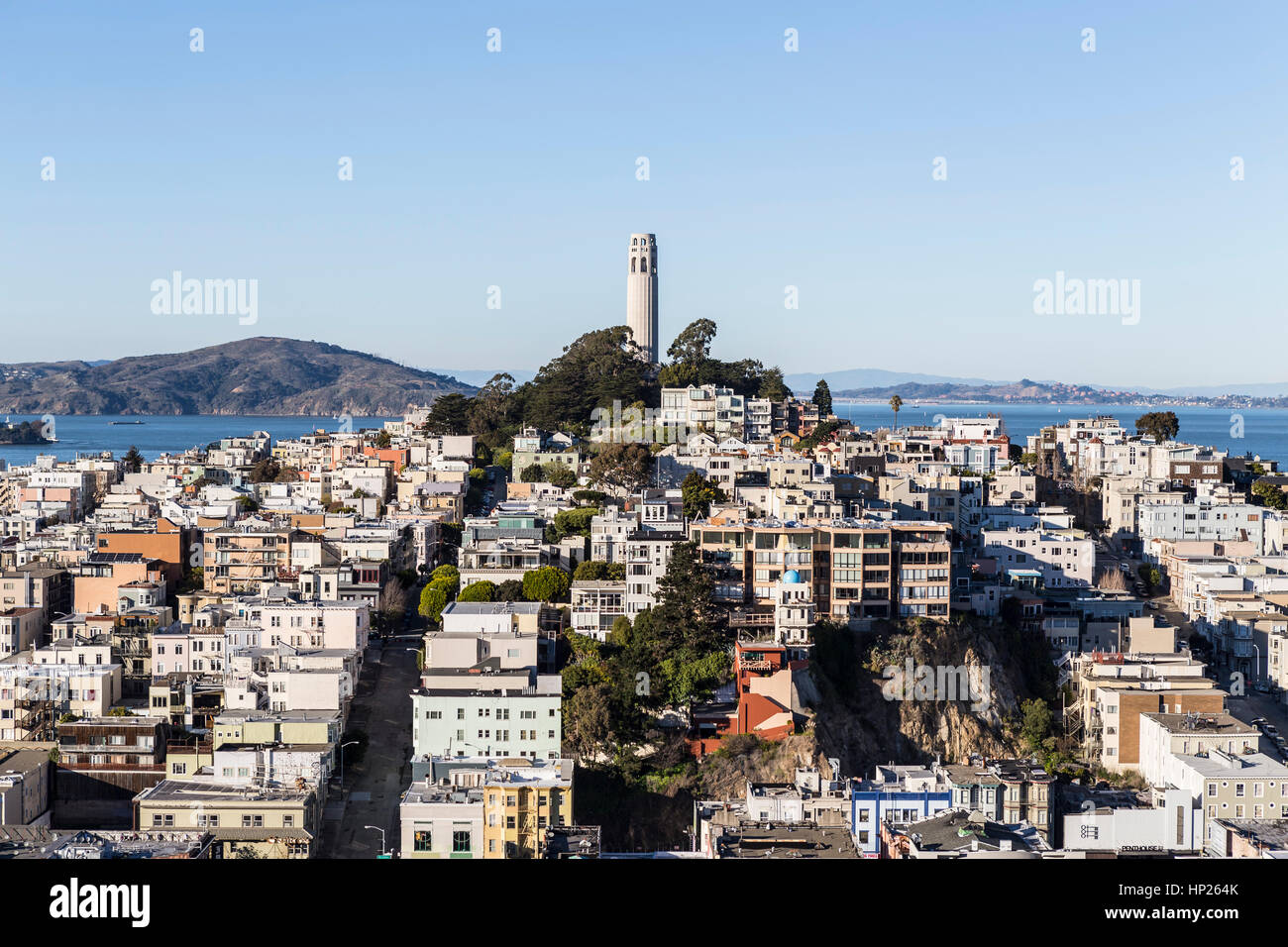 San Francisco, California, EE.UU. - 13 de enero de 2013: Por la tarde vista de la torre Coit y Telegraph Hill, cerca del centro de San Francisco. Foto de stock