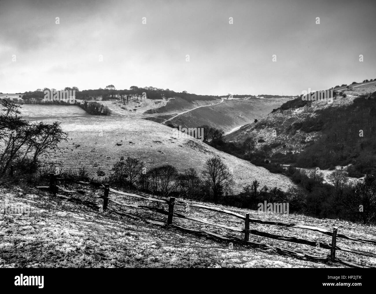 Imagen en blanco y negro de diablos dyke West Sussex en la nieve Foto de stock