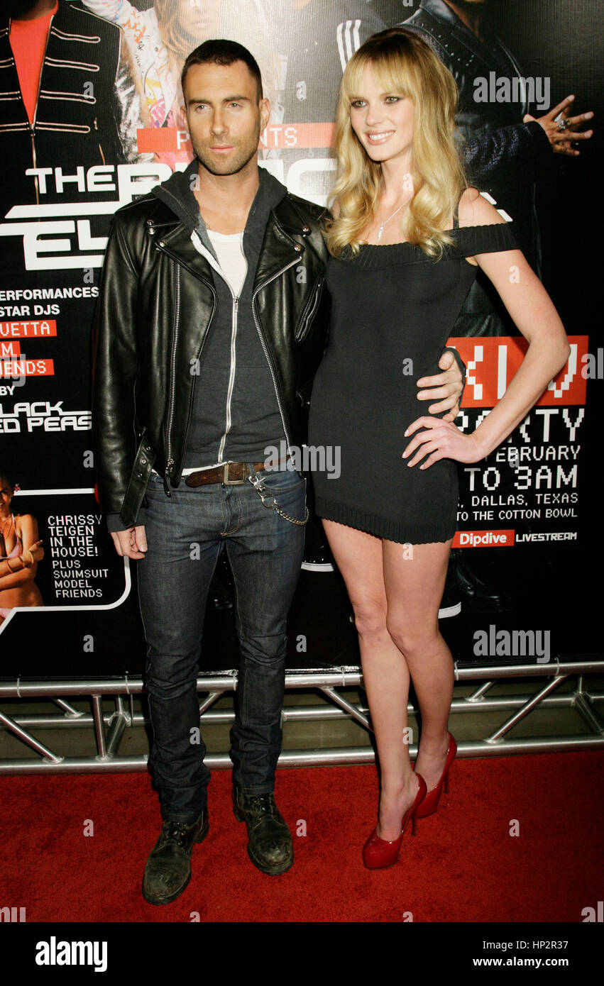 Adam Levine And Anne Vyalitsyna Fotos E Imagenes De Stock Alamy