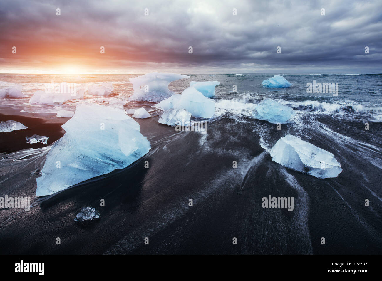 La Laguna glaciar Jokulsarlon fantástica puesta de sol en la playa negra, Foto de stock