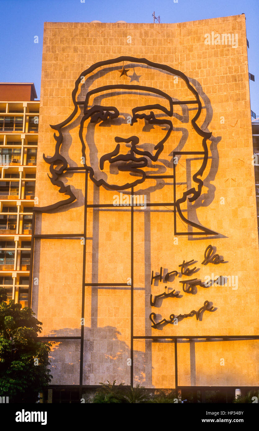 Edificio del Ministerio del Interior con el mural Ernesto Che Guevara, Plaza de la Revolución, Plaza de la Revolución, la Habana, Cuba Foto de stock
