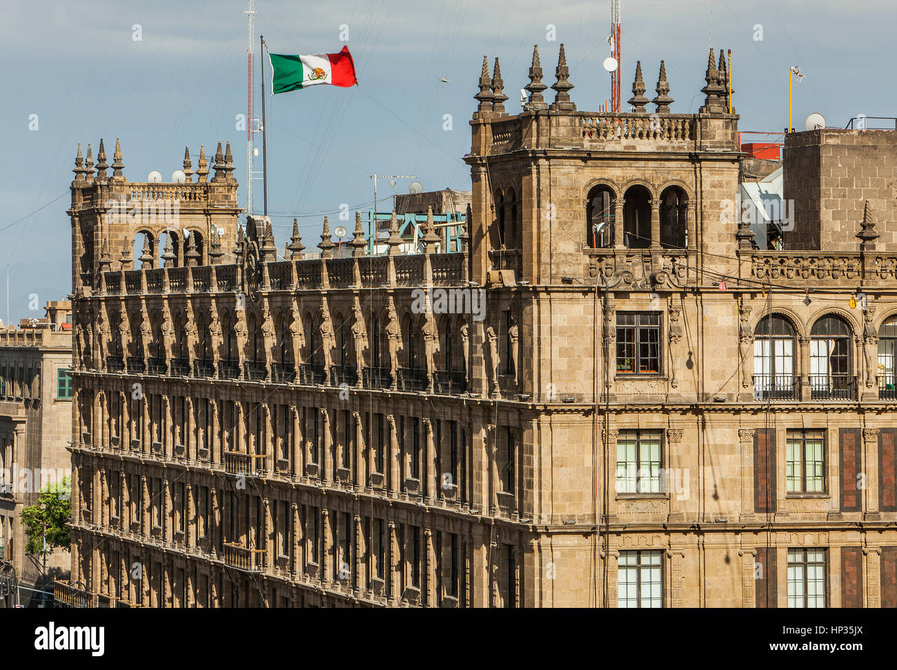 El edificio del Gobierno de la Ciudad de México, Plaza de la