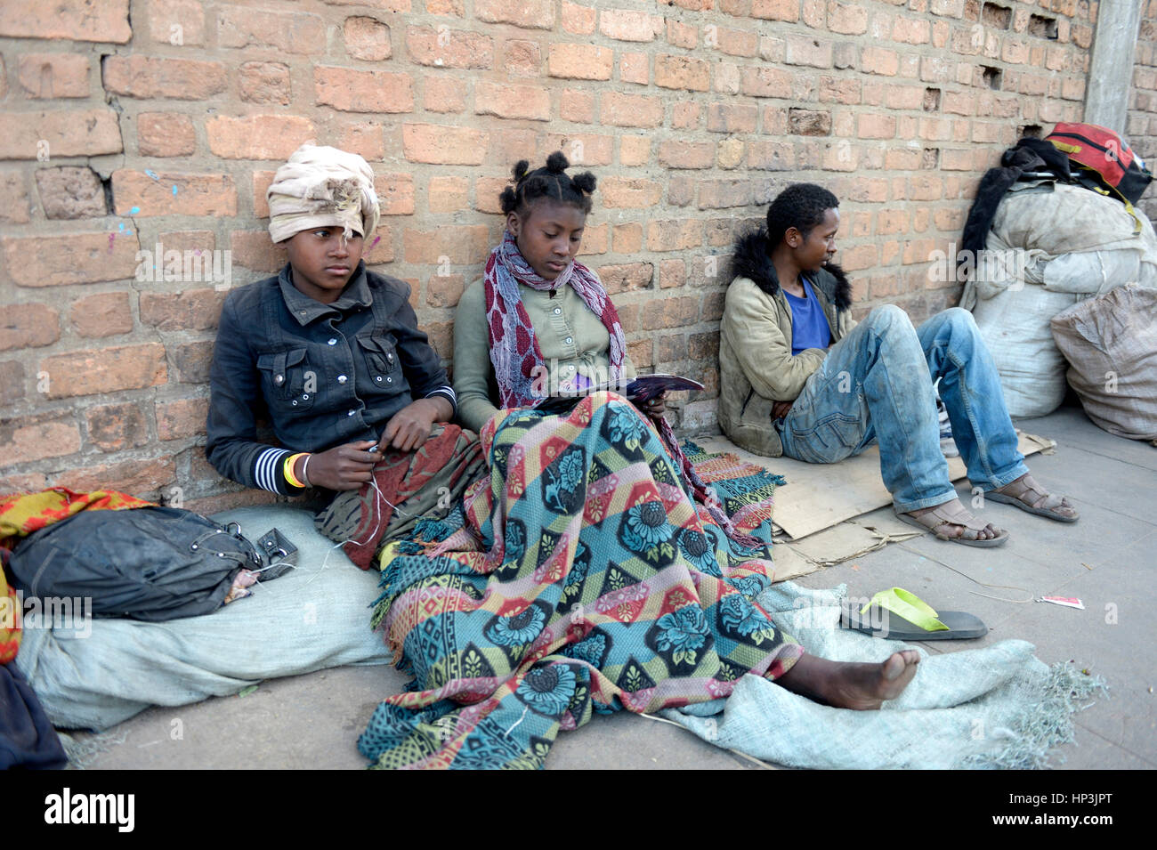 Los jóvenes sin hogar en la calle, en la provincia de Fianarantsoa, Madagascar Foto de stock