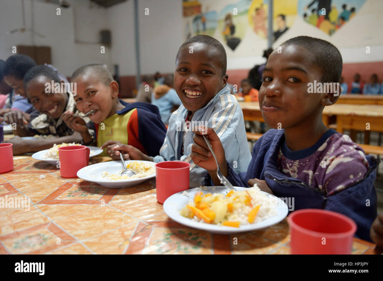 Los niños durante el almuerzo en la escuela, la provincia de Fianarantsoa, Madagascar Foto de stock