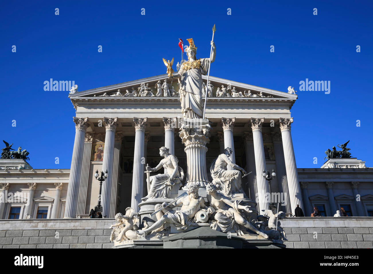 Pallas Athene estatua frente al Parlamento, Viena, Austria, Europa Foto de stock