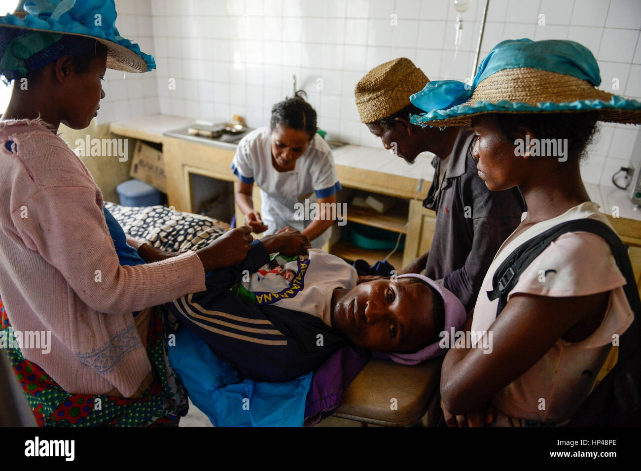MADAGASCAR, aldea AMBOHITSARA, tribu antambahoaka, puesto de salud, el tratamiento de la malaria Foto de stock