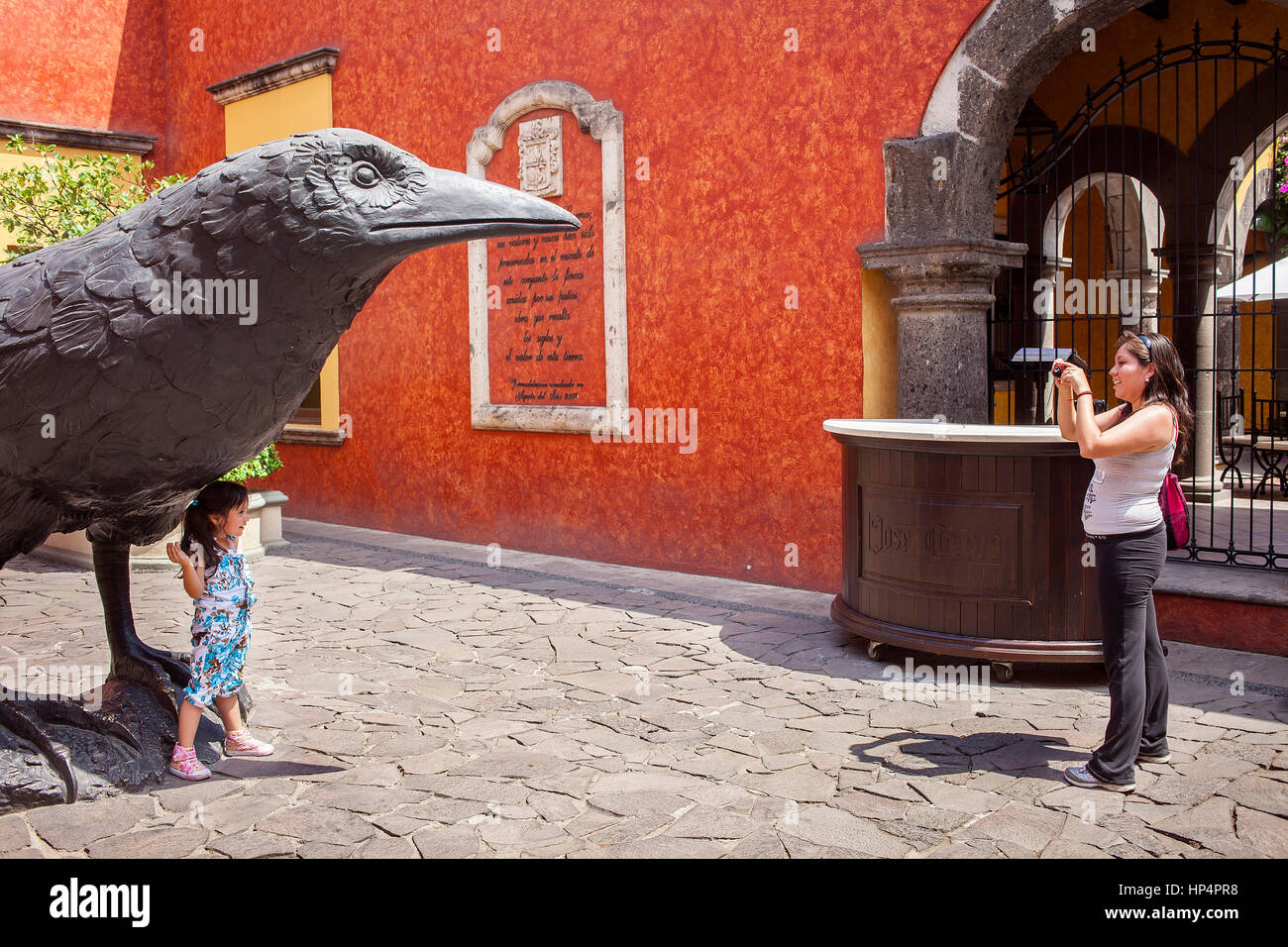 Turistas en la entrada principal de la destilería José Cuervo