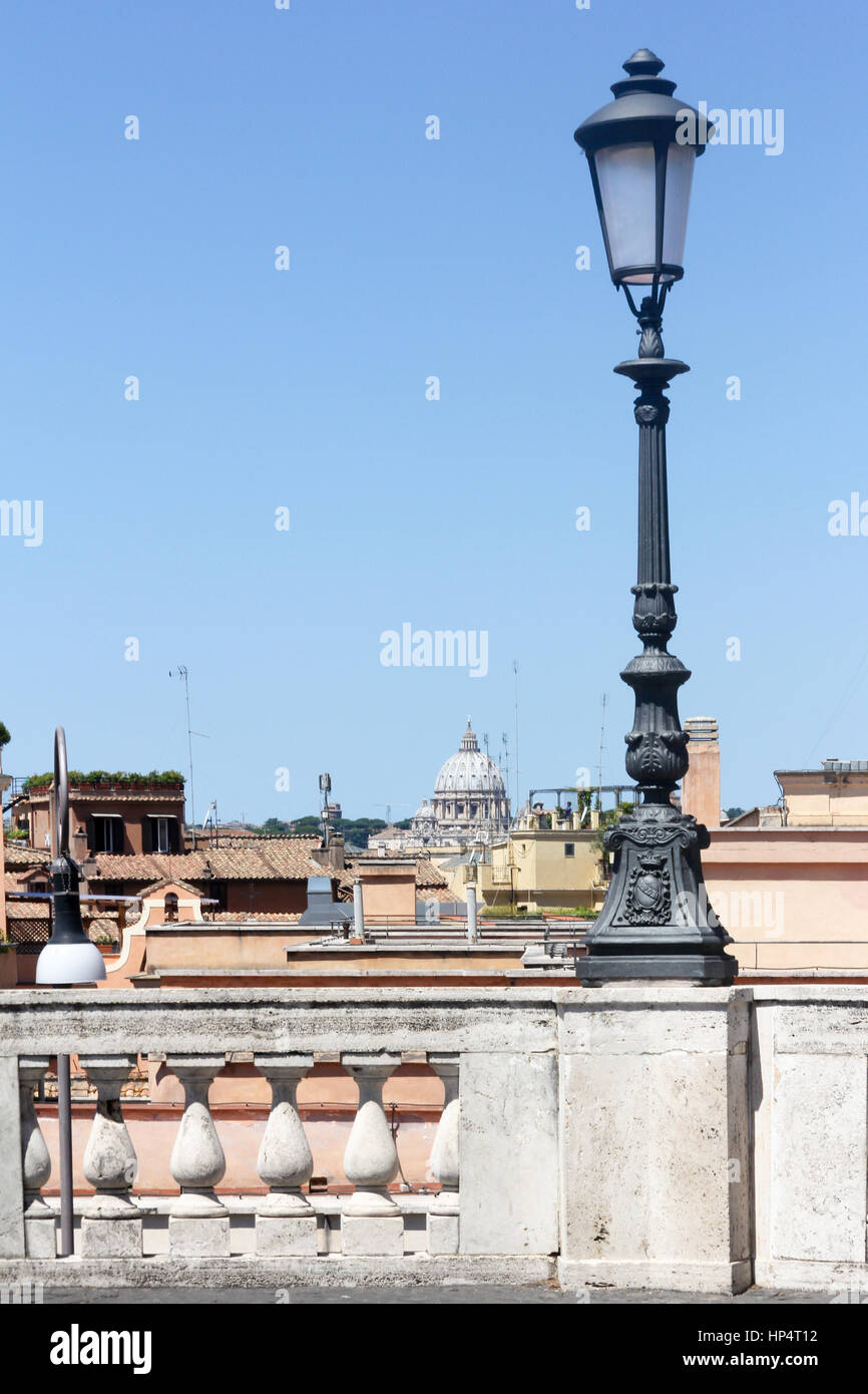 Lampost con la Basílica de San Pedro, el Vaticano, en el fondo, Roma, Italia Foto de stock