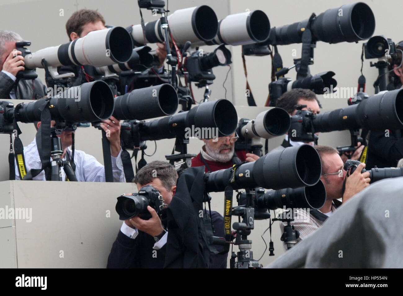 Fotógrafos de Prensa fuera el Palacio de Buckingham, en el día de la boda real del príncipe Guillermo y Kate Middleton Foto de stock