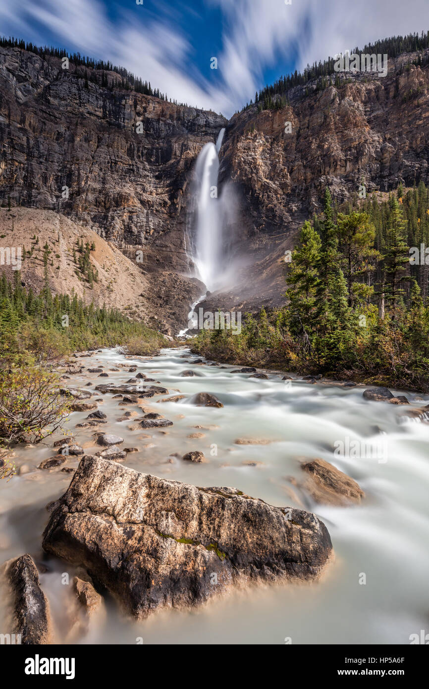 Takakkaw Falls en el Parque Nacional Yoho, British Columbia, Canadá Foto de stock