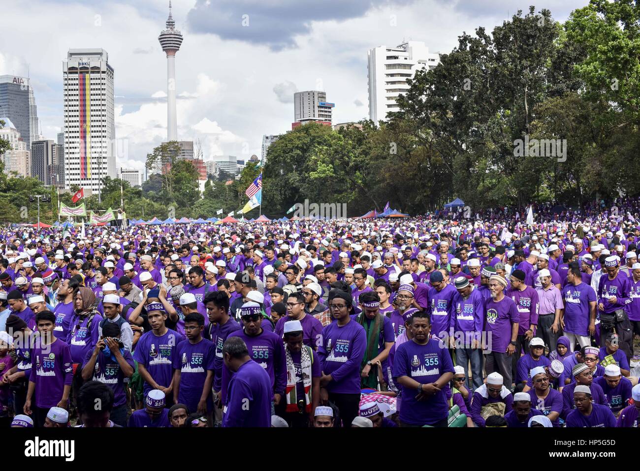 Kuala Lumpur, Malasia. 18 Feb, 2017. Alrededor de 100.000 partidarios de la Ley 355 han llegado a Padang Merbok, en Kuala Lumpur el 18 de febrero de 2017 donde la RUU 355 mega reunidos en Kuala Lumpur, Malasia.partidarios revestido en camisa púrpura se reunieron el sábado por la tarde para mostrar su apoyo a PAS presidente Datuk Seri Abdul Hadi Awang del miembro privado del proyecto antes de la próxima sesión del Parlamento en marzo. Crédito: Chris Jung/Zuma alambre/Alamy Live News Foto de stock